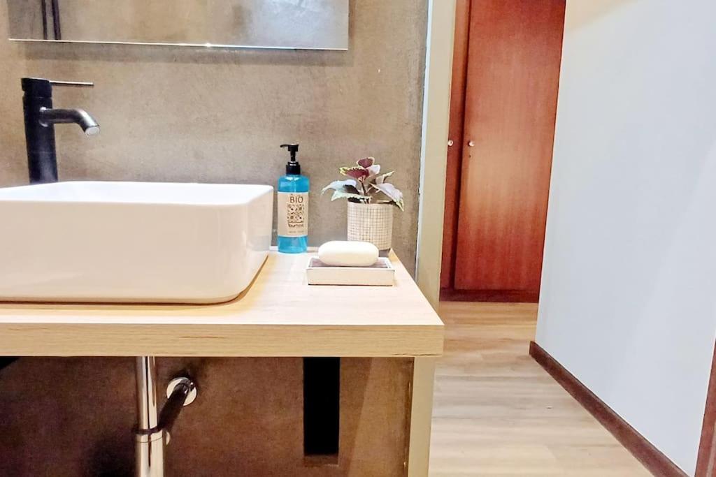 Lovling And Friendly With Terrace Apartamento Porto